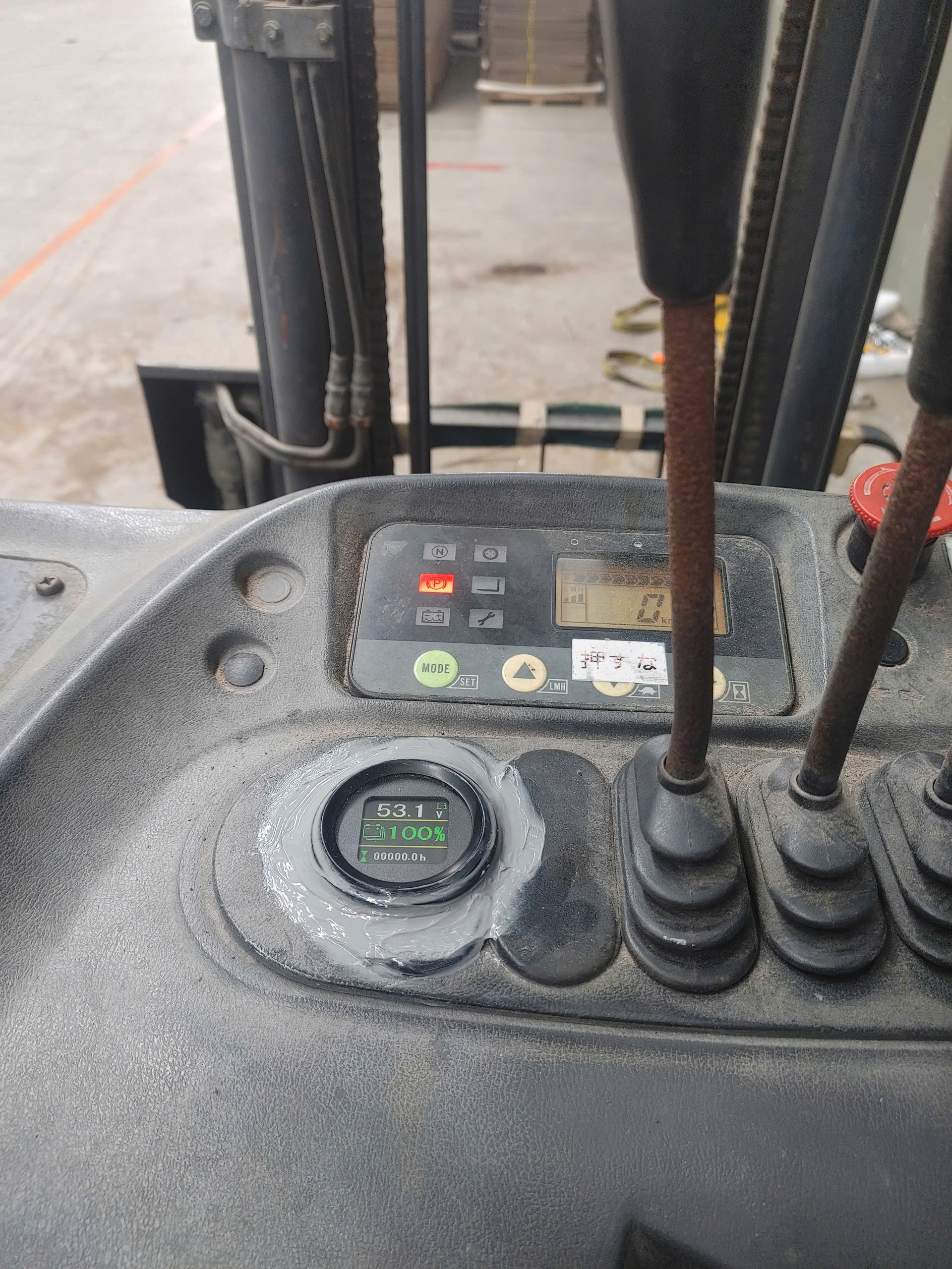 Màn hình tròn hiển thị trạng thái pin trên xe nâng Komatsu
