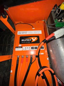 Pin lithium SuperV SVF72-314 lắp trong khoang xe nâng Sumitomo tại Nghệ An
