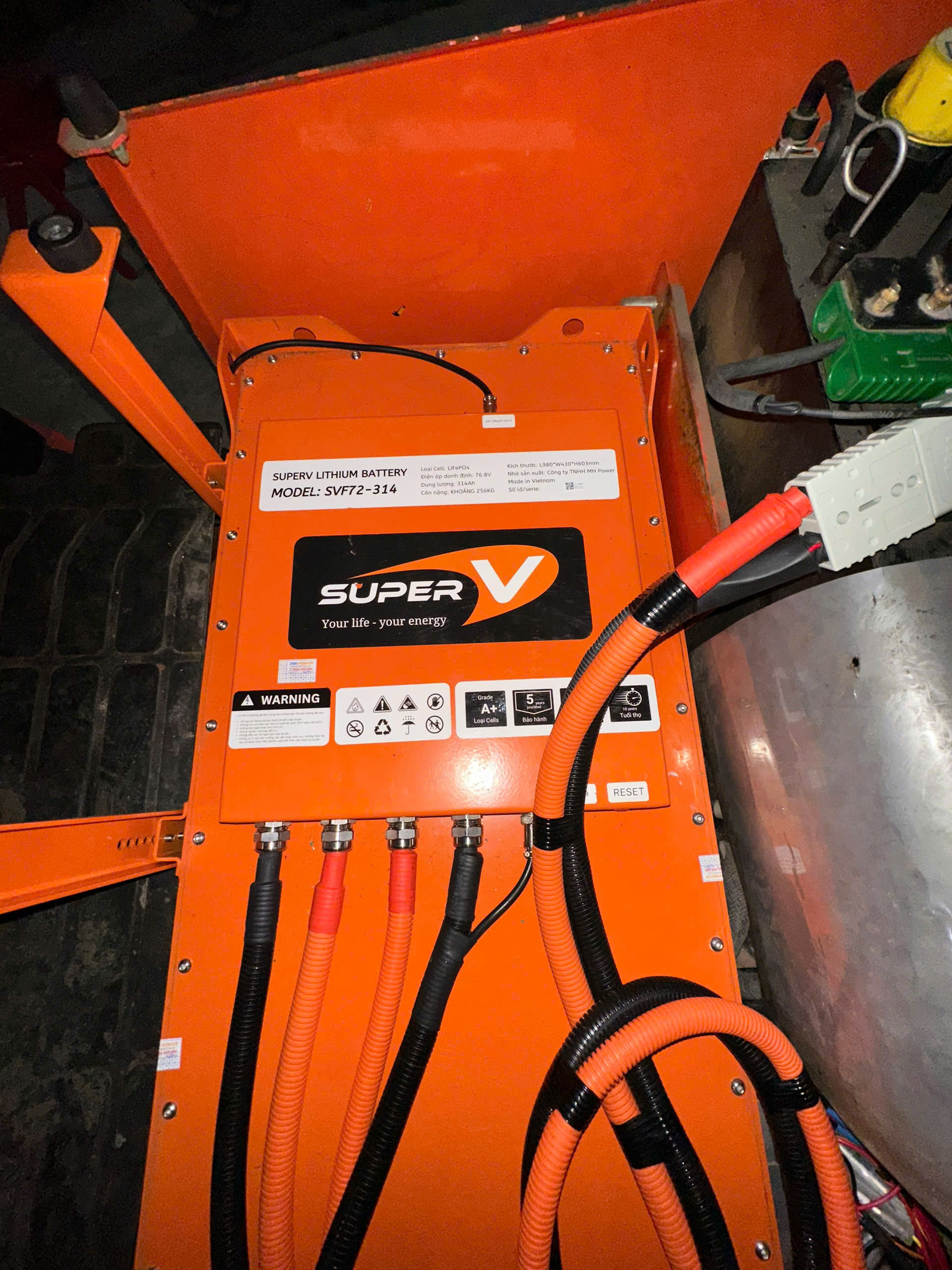 Pin lithium SuperV SVF72-314 lắp trong khoang xe nâng Sumitomo tại Nghệ An