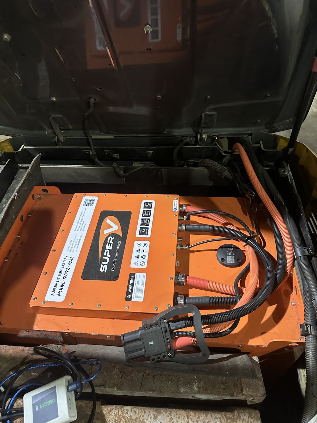 Pin lithium SuperV SVF72-314S trong khoang xe nâng Komatsu