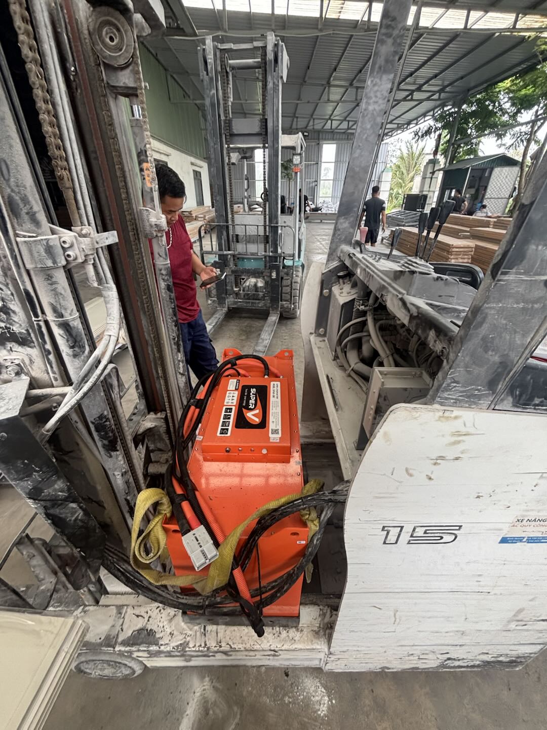 Đưa pin lithium SuperV SVF48-280 vào khoang xe nâng điện tại Thái Bình