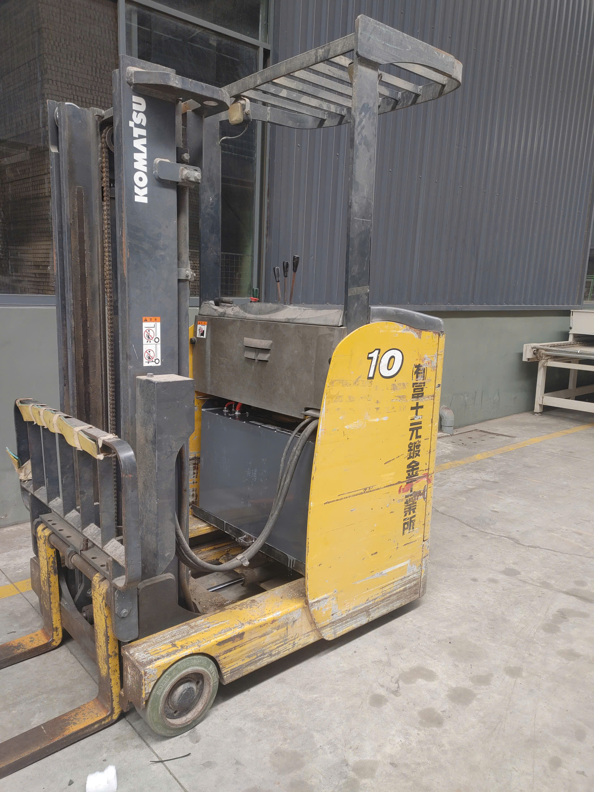 Xe nâng điện Komatsu trong hồ sơ lắp pin SVF48-230 tại Biên Hòa