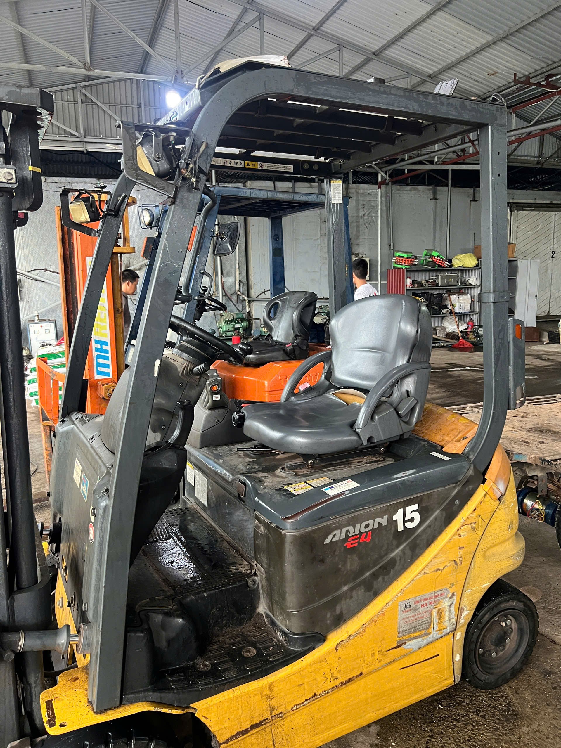 Xe nâng điện ngồi lái trong hồ sơ lắp pin lithium tại Đan Phượng