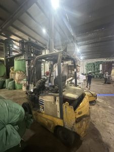 Xe nâng Komatsu FE25 trong hồ sơ lắp pin lithium tại Mộc Châu