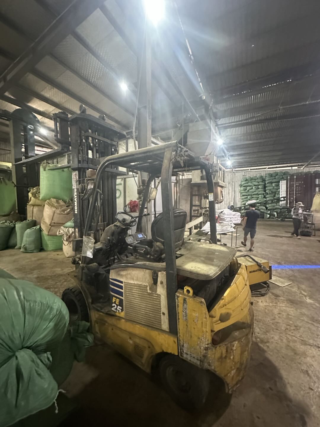 Xe nâng Komatsu FE25 trong hồ sơ lắp pin lithium tại Mộc Châu